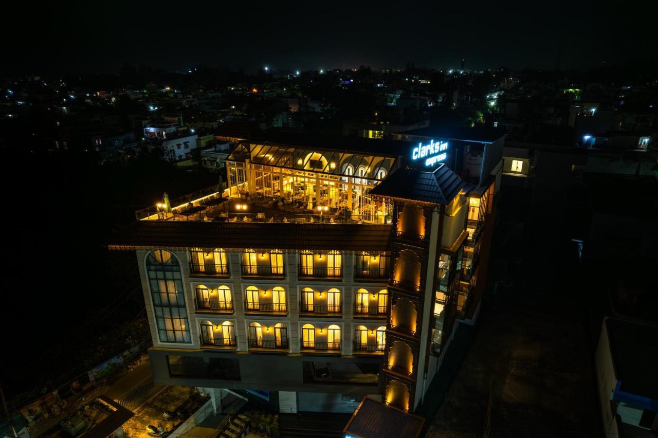 Clarks Inn Express, Rishīkesh Extérieur photo